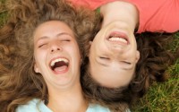 Δείτε τα μοναδικά οφέλη που έχει το γέλιο για την υγεία μας