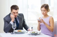 Μήπως το κινητό καταστρέφει τη σχέση σας – ή και τη ζωή σας; Μήπως το κινητό καταστρέφει τη σχέση σας – ή και τη ζωή σας;