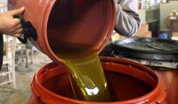 chromatizan-to-sporeleo-ke-to-poulagan-gia-eleolado-pies-eteries-entopise-o-efet Χρωμάτιζαν το σπορέλαιο και το πούλαγαν για ελαιόλαδο. Ποιες εταιρείες εντόπισε ο ΕΦΕΤ