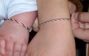 Μάρτης, Μαρτιά ή Μαρτίτσια, το βραχιολάκι, που προστατεύει από τον ήλιο της άνοιξης.