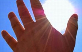 Απολαύστε τον ήλιο, αυτές τις μέρες, αλλά πάντα με αντηλιακό. Ο καρκίνος του δέρματος προλαμβάνεται.