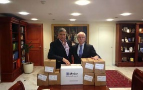 Την προσφορά της εταιρίας Mylan σε φαρμακευτικά σκευάσματα για την ενίσχυση του Κοινωνικού Φαρμακείου του Δήμου Αμαρουσίου, παρέλαβε ο Δήμαρχος και Πρόεδρος του Ι.Σ.Α Γ. Πατούλης, από στελέχη της εταιρίας