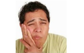 Πονόδοντος, σε αργία. Τι πρέπει να κάνουμε μέχρι να πάμε στον οδοντίατρο;
