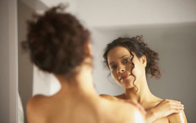 Ποιες παθήσεις αποκαλύπτει το χρώμα που παίρνει το δέρμα σας;