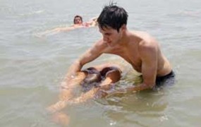 Παροχή πρώτων βοηθειών σε περίπτωση πνιγμού στη θάλασσα.(video)