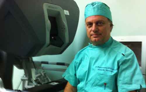 Παγκόσμια ελληνική επιτυχία στην ρομποτική χειρουργική του Κ. Κωνσταντινίδη, κολεκτομής μέσω μικροτομής