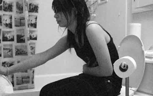 Η δυσκοιλιότητα αντιμετωπίζεται με άσκηση και άφθονες τροφές πλούσιες σε ίνες.