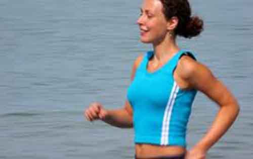 Τι πρέπει να προσέξετε όταν γυμνάζεστε τρέχοντας στην παραλία. Ποια τα οφέλη που προσφέρει το τρέξιμο στην άμμο