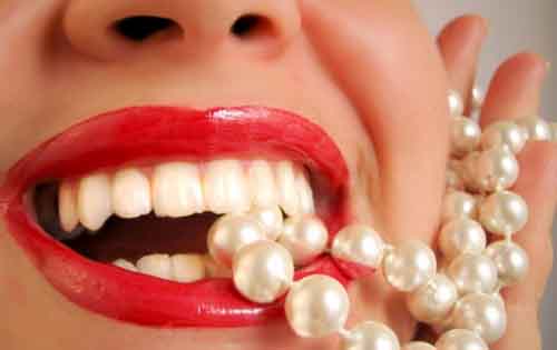 Λευκά δόντια με φυσικό τρόπο; Και όμως γίνεται!