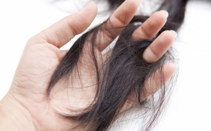 Τρεις αιτίες που τα μαλλιά σας γερνάνε πρόωρα
