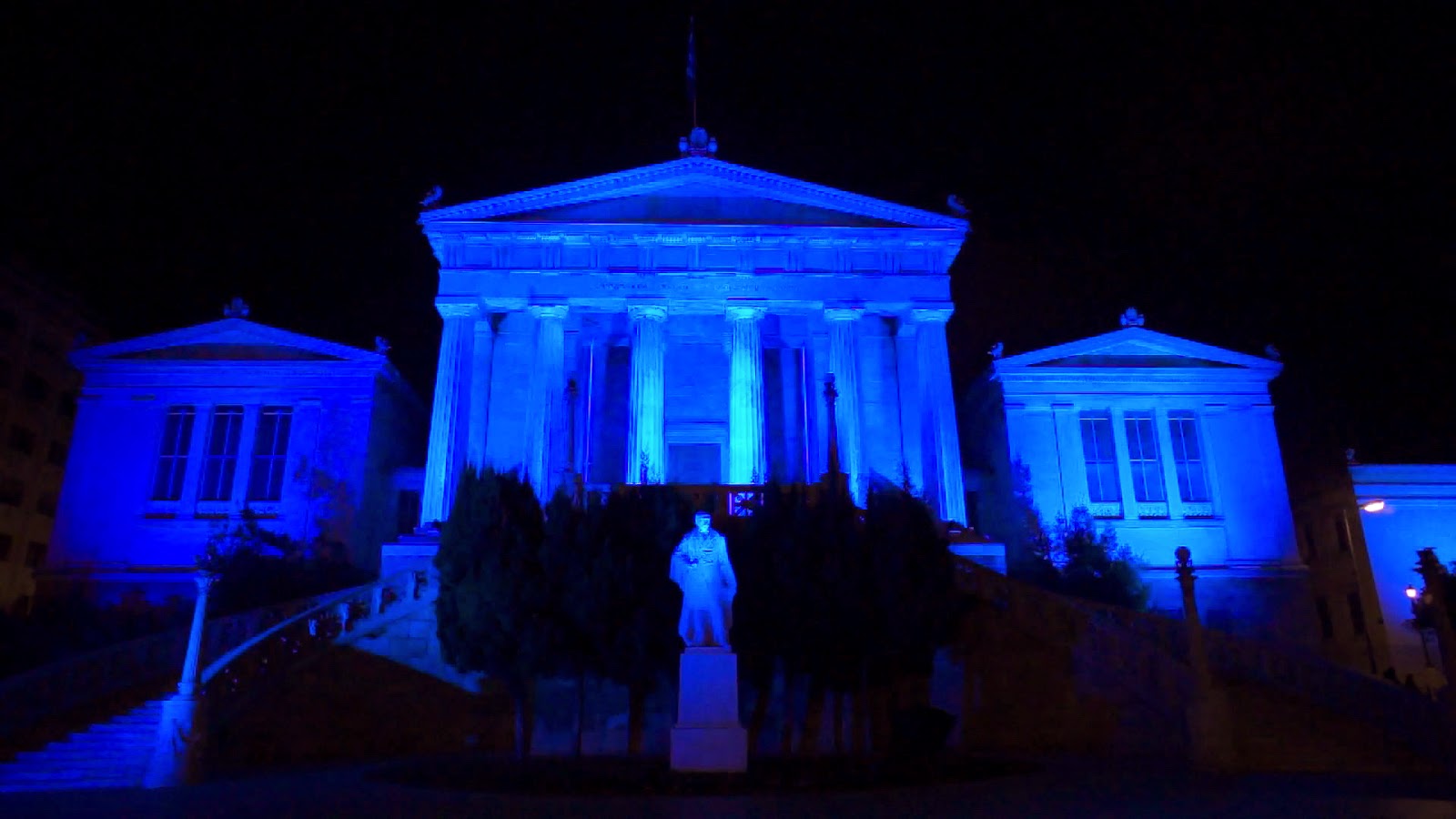 Φωταγώγηση του Πανεπιστημίου Αθηνών, της Ακαδημίας Αθηνών και της Εθνικής Βιβλιοθήκης με μπλε χρώμα στα πλαίσια εορτασμού της Παγκόσμιας Ημέρας Διαβήτη