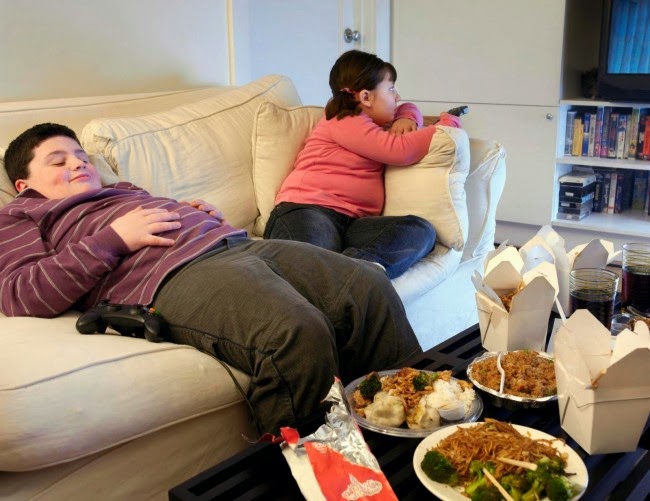 Η κρίση ρίχνει τους Έλληνες στον καναπέ και την παχυσαρκία