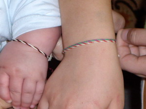 Φτιάχνουμε και φοράμε Μάρτη, ή Μαρτιά, για να θυμόμαστε ότι πρέπει να προστατευόμαστε από τον ήλιο και την άνοιξη