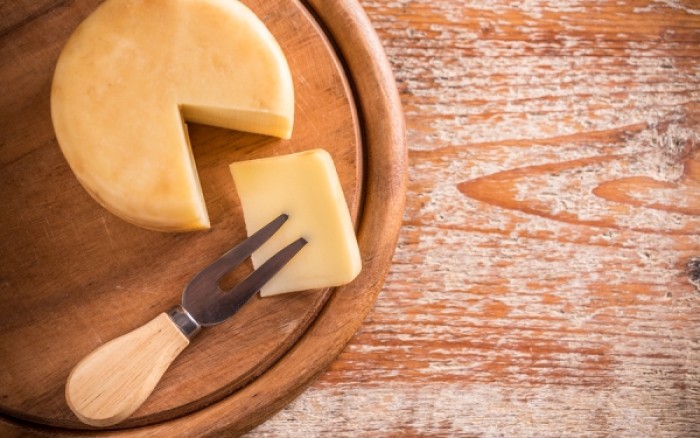 Αγαπάτε το τυρί; Ένα τρικ για να αποφύγετε το φούσκωμα που προκαλεί