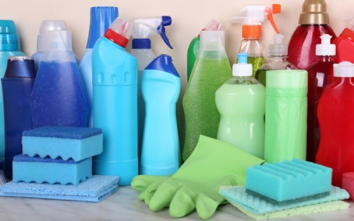 Νέα έρευνα: Η συχνή έκθεση στη χλωρίνη κάνει τα παιδιά πιο ευάλωτα σε λοιμώξεις