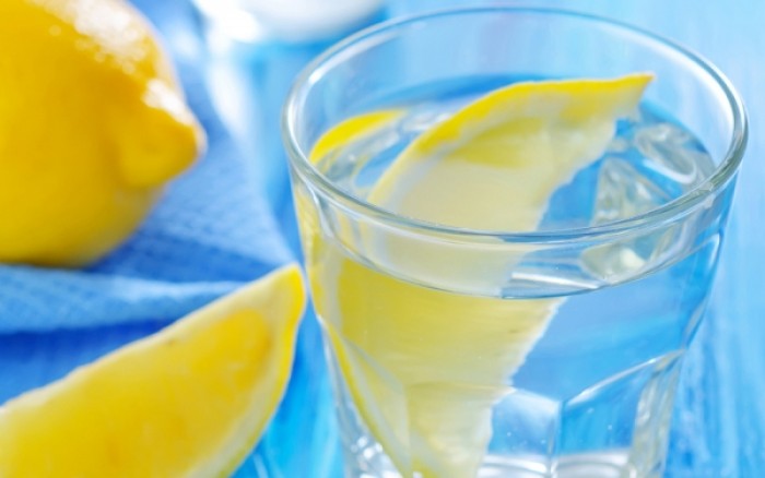 Νερό με λεμόνι: Το απόλυτο ρόφημα αποτοξίνωσης