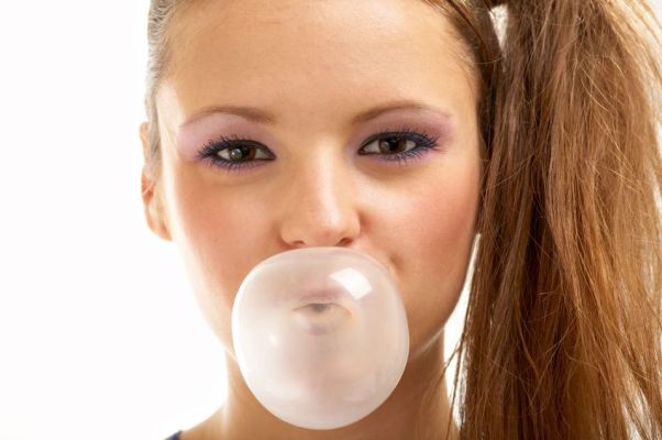 5 αναπάντεχα αποτελέσματα από τη συνήθεια να μασάμε τσίχλα