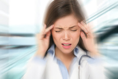 Αιτίες που πυροδοτούν πονοκέφαλο και ημικρανία. Τροφές που πρέπει να αποφεύγετε και πώς ο καιρός, ο ύπνος, το φως και ο θόρυβος προκαλούν κεφαλαλγία