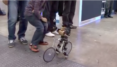 Ρομπότ κάνει ποδήλατο (video)