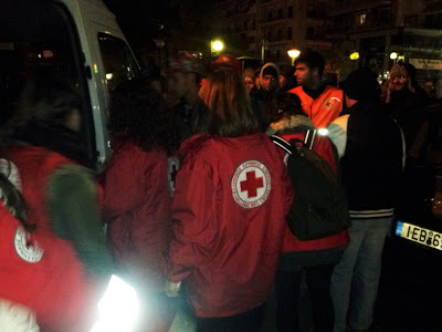 Κλιμάκια του Ελληνικού Ερυθρού Σταυρού υποστηρίζουν τους άστεγους και τους μετανάστες που ζουν στο κέντρο της Αθήνας