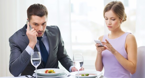 Μήπως το κινητό καταστρέφει τη σχέση σας – ή και τη ζωή σας;
