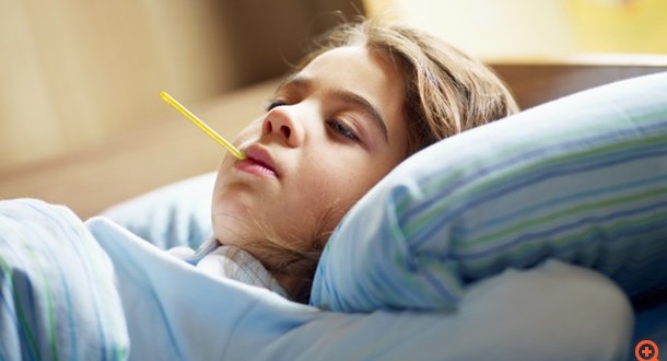 Πώς ρίχνουμε τον πυρετό στα παιδιά