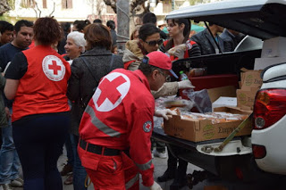 Διανομή φαγητού σε πρόσφυγες και μετανάστες στην πλατεία Βικτωρίας από τον Ελληνικό Ερυθρό Σταυρό