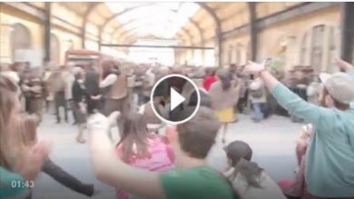 Το video της εβδομάδας: Τα παιδιά χορεύουν στον ηλ. σταθμό του Πειραιά