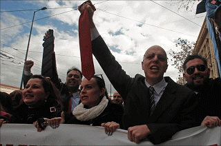 «Πίσω από τις γραβάτες υπάρχουν άνθρωποι που δίνουν αγώνα επιβίωσης»