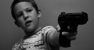 Γιατί ένα παιδί γίνεται δολοφόνος; Ο ρόλος της τηλεόρασης και των βιντεοπαιχνιδιών