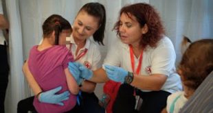 Εμβολιασμός παιδιών προσφύγων στο Κέντρο Φιλοξενίας στον Σκαραμαγκά