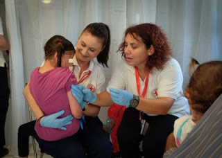Εμβολιασμός παιδιών προσφύγων στο Κέντρο Φιλοξενίας στον Σκαραμαγκά