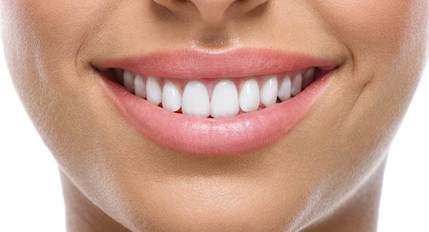 Επτά "αθώες" καλοκαιρινές συνήθειες που βλάπτουν τα δόντια μας