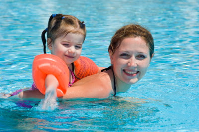 Συμβουλές για να απολαύσετε μαζί με τα παιδιά σας τον ήλιο, τη θάλασσα, το κολύμπι, με ασφάλεια