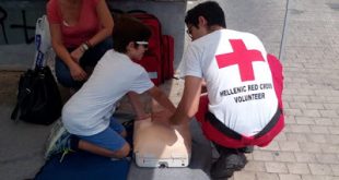 Επίδειξη Πρώτων Βοηθειών από το Σώμα Σαμαρειτών του Ε.Ε.Σ. στο κέντρο της Αθήνας