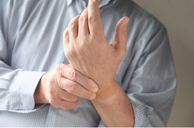 Το κρύο, η υγρασία και η αλλαγή του καιρού προκαλεί πόνους στις αρθρώσεις και σε παλιά τραύματα. Που οφείλεται και πώς μπορεί να βοηθήσει η σωστή διατροφή;