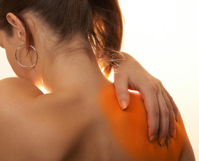 Πονάει ο ώμος σας; Σε τι μπορεί να οφείλεται και πώς μπορεί να αντιμετωπιστεί;