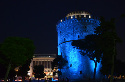 O Λευκός Πύργος και οι «Ομπρέλες» του Ζογγολόπουλου της νέας Παραλίας στη Θεσσαλονίκη ντύθηκαν στα μπλε