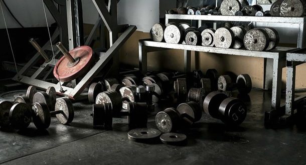 Μπορεί να πάθουμε ζημιά στη μέση από τα βάρη του γυμναστηρίου;