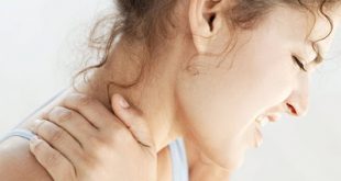 Ξυπνάτε πιασμένοι, υποφέρετε από πόνους στον αυχένα; Αιτίες αυχεναλγίας – αυχενικού συνδρόμου, πώς προλαμβάνεται;