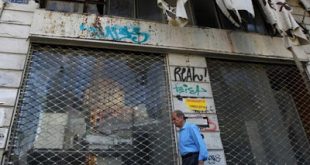 Η χώρα μεταξύ σφύρας και άκμονος…