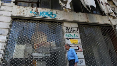 Η χώρα μεταξύ σφύρας και άκμονος…