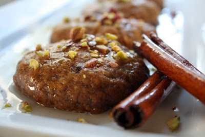 Κουραμπιέδες, μελομακάρονα ή δίπλες είναι διατροφικά καλύτερα;