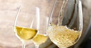 Πίνετε λευκό κρασί; Προσέξτε περισσότερο το μελάνωμα!