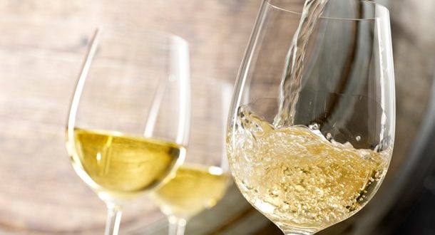 Πίνετε λευκό κρασί; Προσέξτε περισσότερο το μελάνωμα!