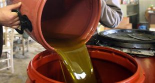 Χρωμάτιζαν το σπορέλαιο και το πούλαγαν για ελαιόλαδο. Ποιες εταιρείες εντόπισε ο ΕΦΕΤ