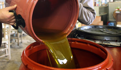 Χρωμάτιζαν το σπορέλαιο και το πούλαγαν για ελαιόλαδο. Ποιες εταιρείες εντόπισε ο ΕΦΕΤ