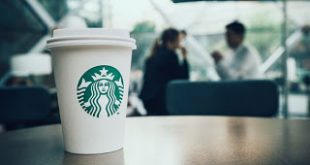 Starbucks: Προσλαμβάνει 10.000 πρόσφυγες στην επόμενη πενταετία