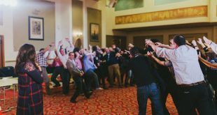 «Ένα μπαλόνι γαλανό και ονειροπόλο» μαγεύει τα παιδιά του Ελληνικού Παιδικού Χωριού στο Φίλυρο, των Παιδικών Χωριών SOS και του Χαμόγελου του Παιδιού, στη Θεσσαλονίκη, σε μια παράσταση των εργαζομένων της MSD