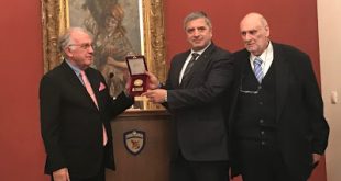 Βράβευση του Προέδρου του ΙΣΑ και της ΚΕΔΕ Γ. Πατούλη για το ανθρωπιστικό και κοινωνικό του έργο από τον Πανελλήνιο Σύνδεσμο Φίλων της Ιεράς Αρχιεπισκοπής Αθηνών